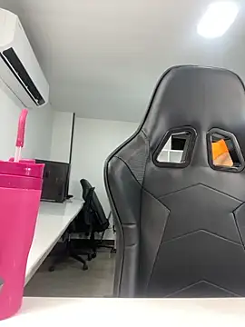 Snapshot of megan_bigboobs_ chatting on October 21, 10:38 am megan bigboobs online show from October 21, 10:38 am