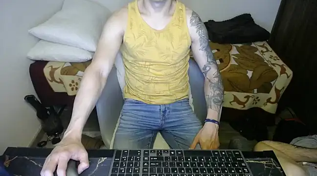 Snapshot of bossking017 chatting on February 6, 3:48 am bossking017 online show from February 6, 3:48 am