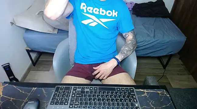 Snapshot of bossking017 chatting on February 15, 6:01 pm bossking017 online show from February 15, 6:01 pm