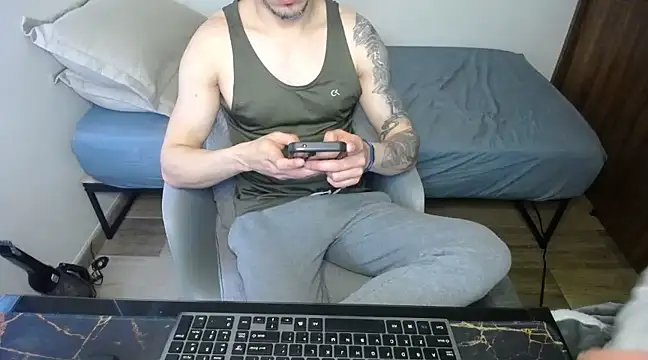 Snapshot of bossking017 chatting on March 3, 12:48 pm bossking017 online show from March 3, 12:48 pm