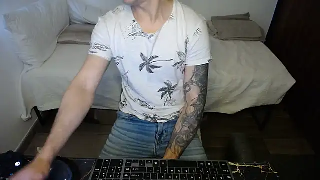 bossking017 online show from February 18, 7:32 pm