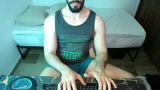 bossking017 online show from April 4, 8:06 pm