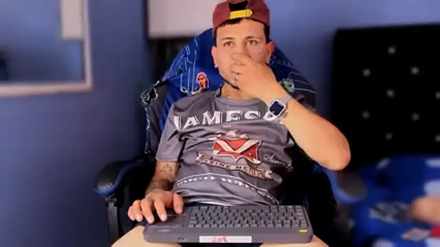 Snapshot of Thonixxx_mr chatting on March 15, 3:56 am Thonixxx mr online show from March 15, 3:56 am