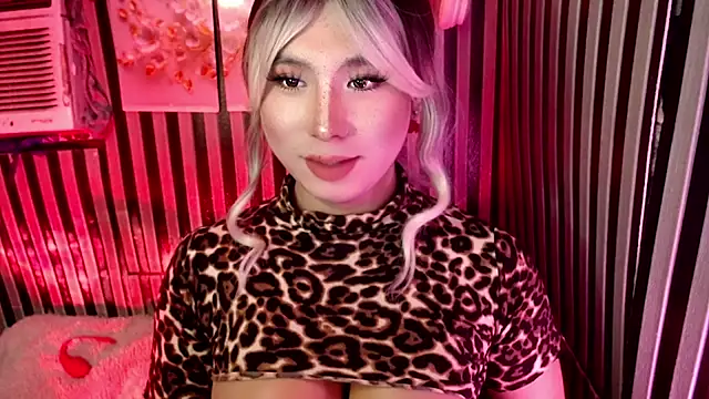 UrhotlucyTS online show from April 13, 7:03 am