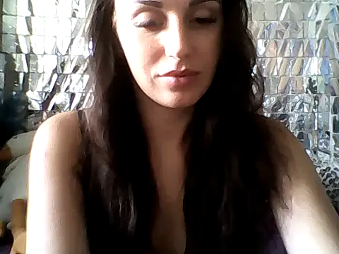 Snapshot of Qinini chatting on September 15, 7:19 am Qinini online show from September 15, 7:19 am