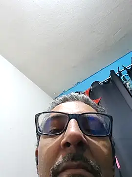 Snapshot of RobertoVip77 chatting on October 21, 10:05 am RobertoVip77 online show from October 21, 10:05 am