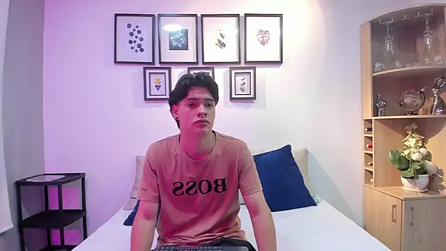 Snapshot of BenitoSaenz chatting on September 27, 12:43 pm BenitoSaenz online show from September 27, 12:43 pm