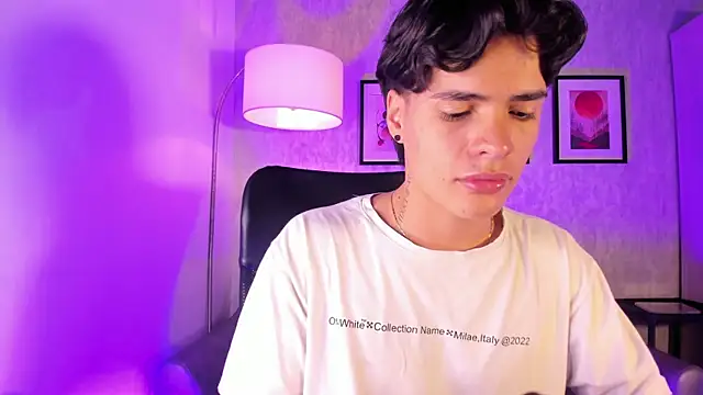 Snapshot of BenitoSaenz chatting on October 1, 12:44 pm BenitoSaenz online show from October 1, 12:44 pm