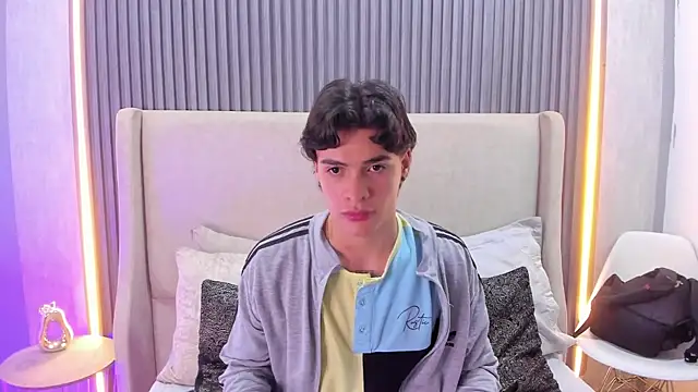 Snapshot of BenitoSaenz chatting on October 4, 12:08 am BenitoSaenz online show from October 4, 12:08 am