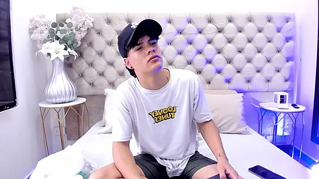 Snapshot of BenitoSaenz chatting on October 4, 12:14 pm BenitoSaenz online show from October 4, 12:14 pm