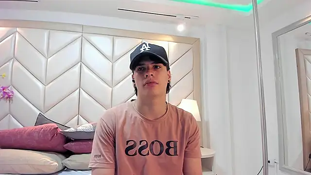 Snapshot of BenitoSaenz chatting on October 14, 3:51 am BenitoSaenz online show from October 14, 3:51 am