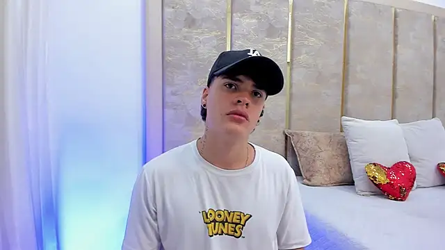 Snapshot of BenitoSaenz chatting on October 17, 3:31 am BenitoSaenz online show from October 17, 3:31 am