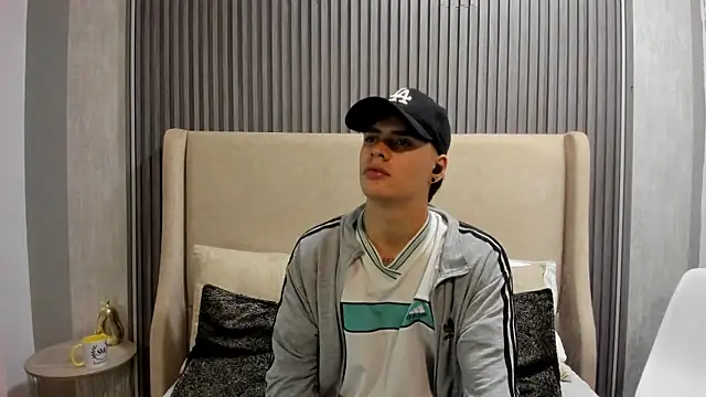 Snapshot of BenitoSaenz chatting on October 18, 3:42 am BenitoSaenz online show from October 18, 3:42 am