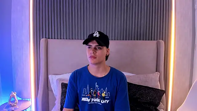 Snapshot of BenitoSaenz chatting on October 19, 3:51 am BenitoSaenz online show from October 19, 3:51 am