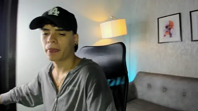 Snapshot of BenitoSaenz chatting on October 25, 11:40 am BenitoSaenz online show from October 25, 11:40 am