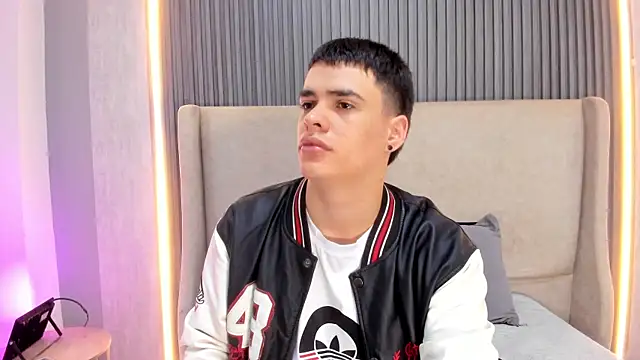 Snapshot of BenitoSaenz chatting on February 20, 12:49 pm BenitoSaenz online show from February 20, 12:49 pm