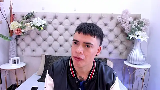 Snapshot of BenitoSaenz chatting on February 28, 1:34 pm BenitoSaenz online show from February 28, 1:34 pm