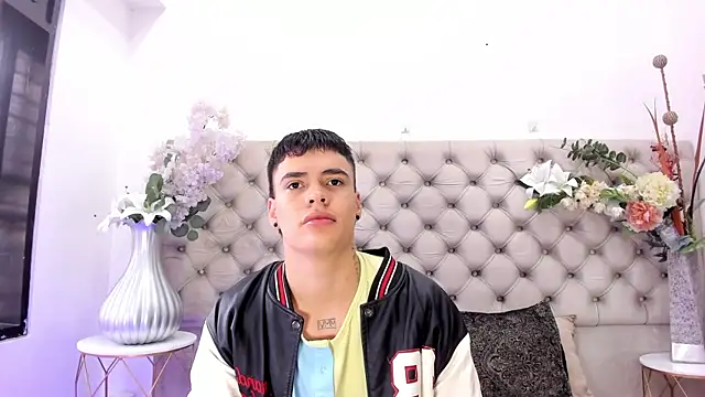 Snapshot of BenitoSaenz chatting on April 1, 12:50 pm BenitoSaenz online show from April 1, 12:50 pm