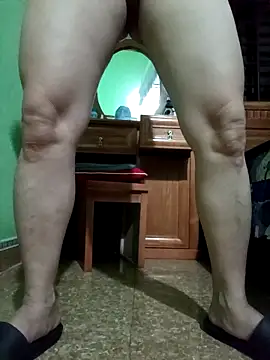 Snapshot of SexyQueen99 chatting on May 8, 9:42 pm SexyQueen99 online show from May 8, 9:42 pm