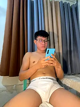 Snapshot of xshyboyx chatting on October 3, 5:43 pm xshyboyx online show from October 3, 5:43 pm