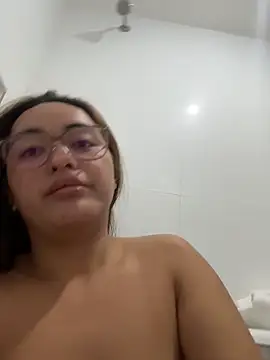 Snapshot of urasianlady chatting on January 16, 5:33 am urasianlady online show from January 16, 5:33 am