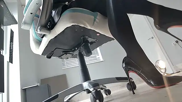 foxyroxymilf online show from September 24, 11:02 am