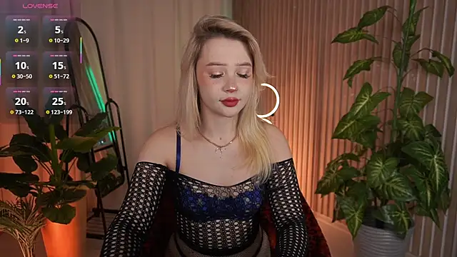 Snapshot of LauraWifeness chatting on November 6, 6:03 am LauraWifeness online show from November 6, 6:03 am