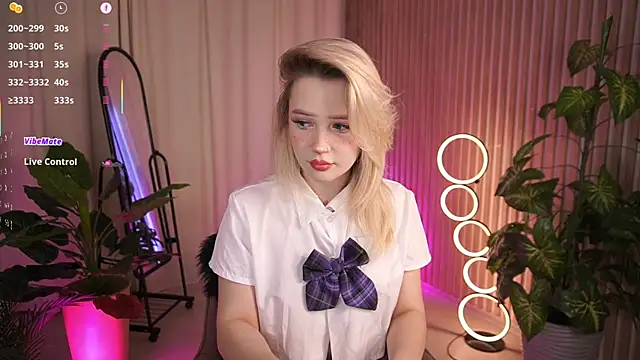 Snapshot of LauraWifeness chatting on December 15, 6:28 am LauraWifeness online show from December 15, 6:28 am