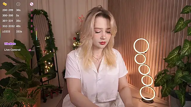 Snapshot of LauraWifeness chatting on December 22, 5:37 am LauraWifeness online show from December 22, 5:37 am