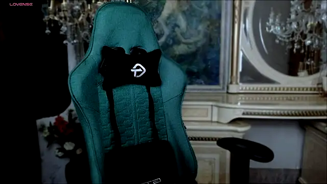 Snapshot of LaraBenson_ chatting on November 25, 10:48 am LaraBenson online show from November 25, 10:48 am