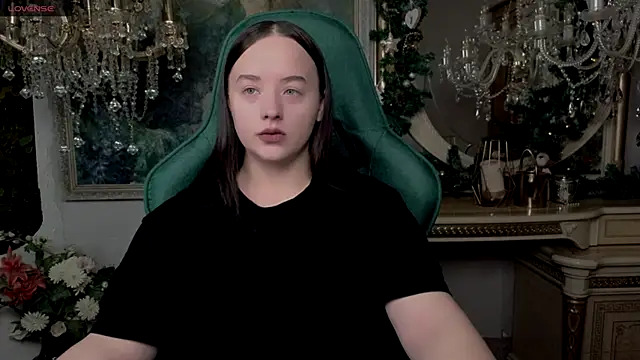 Snapshot of LaraBenson_ chatting on December 2, 11:15 am LaraBenson online show from December 2, 11:15 am