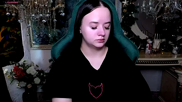 Snapshot of LaraBenson_ chatting on January 15, 7:13 am LaraBenson online show from January 15, 7:13 am