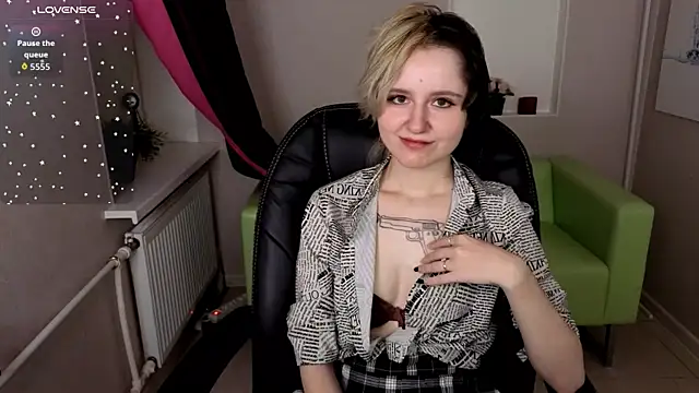 Snapshot of girl_next_doorr chatting on October 11, 1:09 pm girl next doorr online show from October 11, 1:09 pm