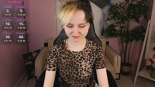 Snapshot of girl_next_doorr chatting on March 1, 1:13 pm girl next doorr online show from March 1, 1:13 pm