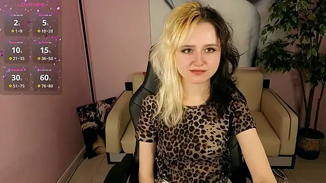 Snapshot of girl_next_doorr chatting on March 6, 1:07 pm girl next doorr online show from March 6, 1:07 pm