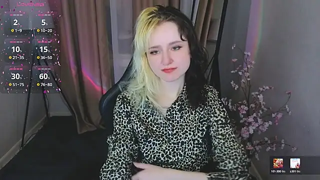 Snapshot of girl_next_doorr chatting on March 14, 1:05 pm girl next doorr online show from March 14, 1:05 pm