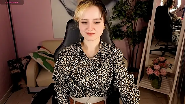 Snapshot of girl_next_doorr chatting on March 15, 1:28 pm girl next doorr online show from March 15, 1:28 pm