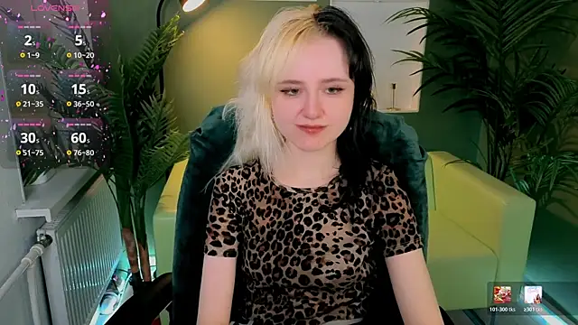 Snapshot of girl_next_doorr chatting on March 28, 1:11 pm girl next doorr online show from March 28, 1:11 pm