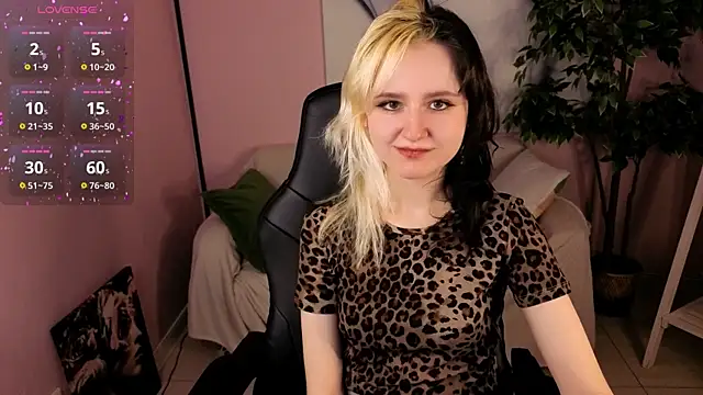 Snapshot of girl_next_doorr chatting on March 29, 1:11 pm girl next doorr online show from March 29, 1:11 pm