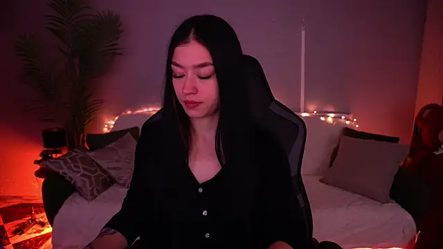 Snapshot of FataleNellie chatting on April 6, 9:16 pm FataleNellie online show from April 6, 9:16 pm