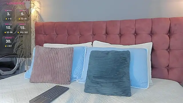 Snapshot of Tania_77_ chatting on December 15, 12:53 pm Tania 77 online show from December 15, 12:53 pm