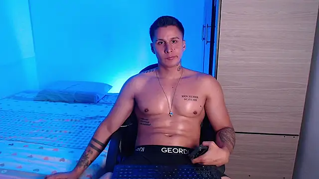 Snapshot of valentinosex1 chatting on May 22, 11:32 pm valentinosex1 online show from May 22, 11:32 pm