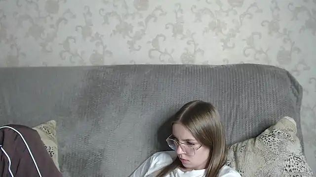 HitGyrl online show from April 1, 1:41 pm