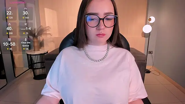 Snapshot of SarahRhodes_ chatting on October 20, 11:43 am SarahRhodes online show from October 20, 11:43 am