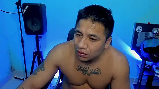 Snapshot of zeus_7777 chatting on April 19, 8:13 am zeus 7777 online show from April 19, 8:13 am