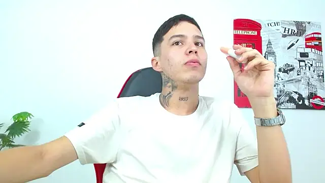 Snapshot of Cumandres18 chatting on February 19, 2:57 pm Cumandres18 online show from February 19, 2:57 pm