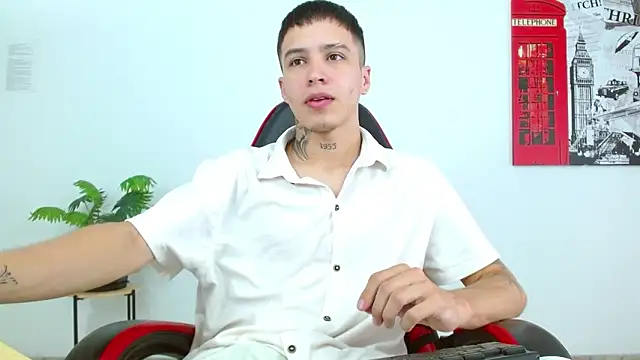 Snapshot of Cumandres18 chatting on March 16, 2:43 pm Cumandres18 online show from March 16, 2:43 pm