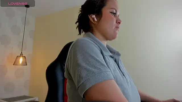 Snapshot of GIANAMILLER6 chatting on February 17, 12:01 pm GIANAMILLER6 online show from February 17, 12:01 pm