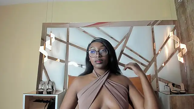 Snapshot of YallianaBrooks chatting on April 14, 7:42 pm YallianaBrooks online show from April 14, 7:42 pm