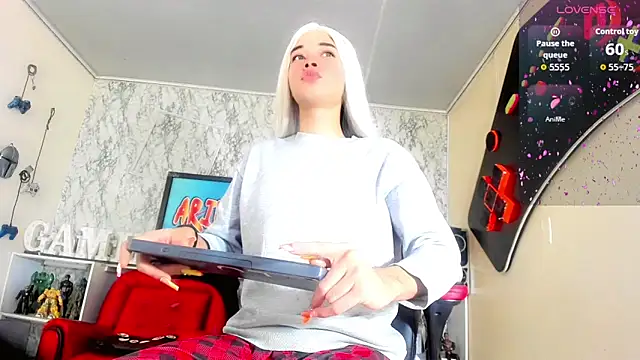 Madison Mujica online show from October 25, 11:07 am